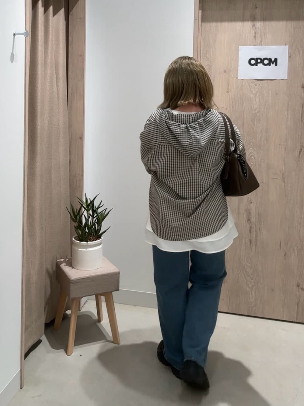 ホワイト系のシャツ/ブラウス、ホワイト系のTシャツ/カットソー、ブルー系のデニムパンツを着用したレディースの春コーディネートの3枚目の写真