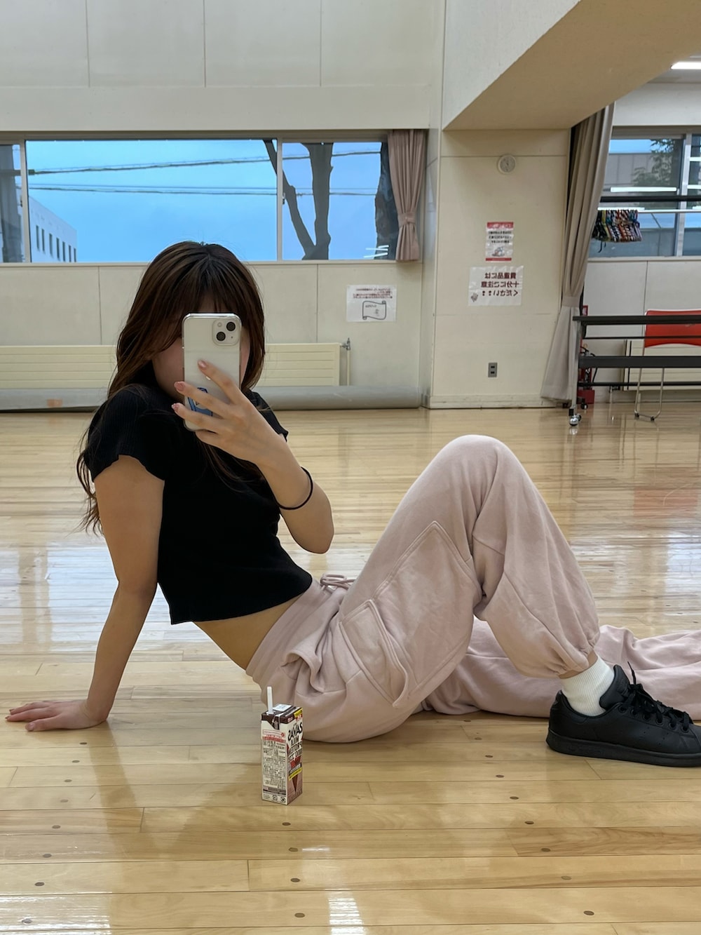 ピンク系のスウェットパンツ、ブラック系のTシャツ/カットソー、ブラック系のバックパック/リュックを着用したレディースの夏コーディネートの2枚目の写真