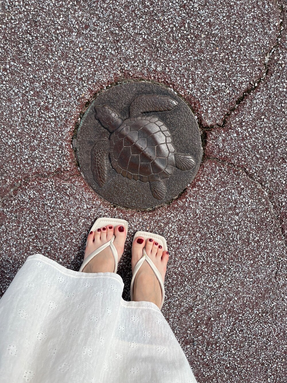 ホワイト系のワンピース、ホワイト系のサンダル、ベージュ系のショルダーバッグを着用したレディースの秋コーディネートの5枚目の写真