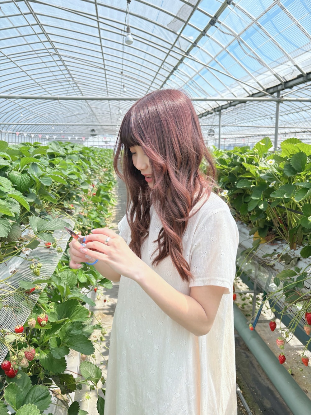 ブラック系のバレエシューズ、ホワイト系のワンピース、シルバー系のショルダーバッグを着用したレディースの春コーディネートの3枚目の写真