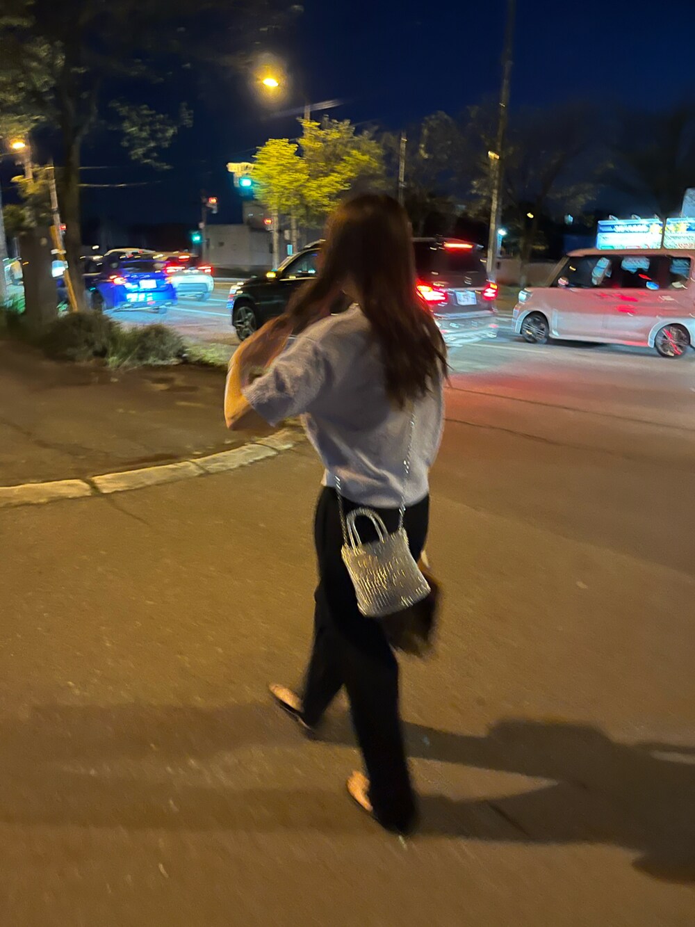 ブルー系のTシャツ/カットソー、ホワイト系のキャミソール、シルバー系のショルダーバッグを着用したレディースの夏コーディネートの3枚目の写真