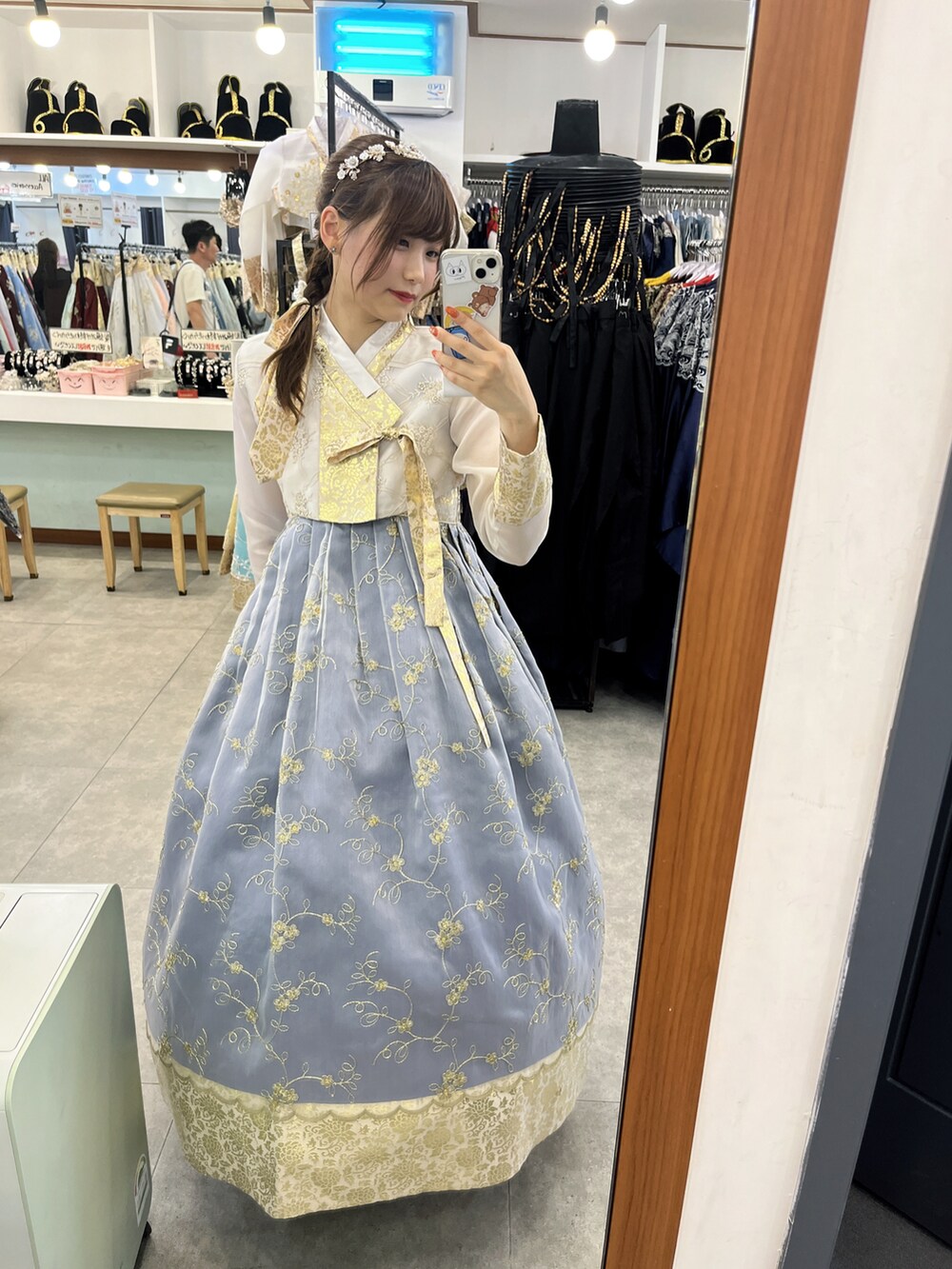 ブルー系のワンピース/ドレスを着用したレディースの夏コーディネートの3枚目の写真