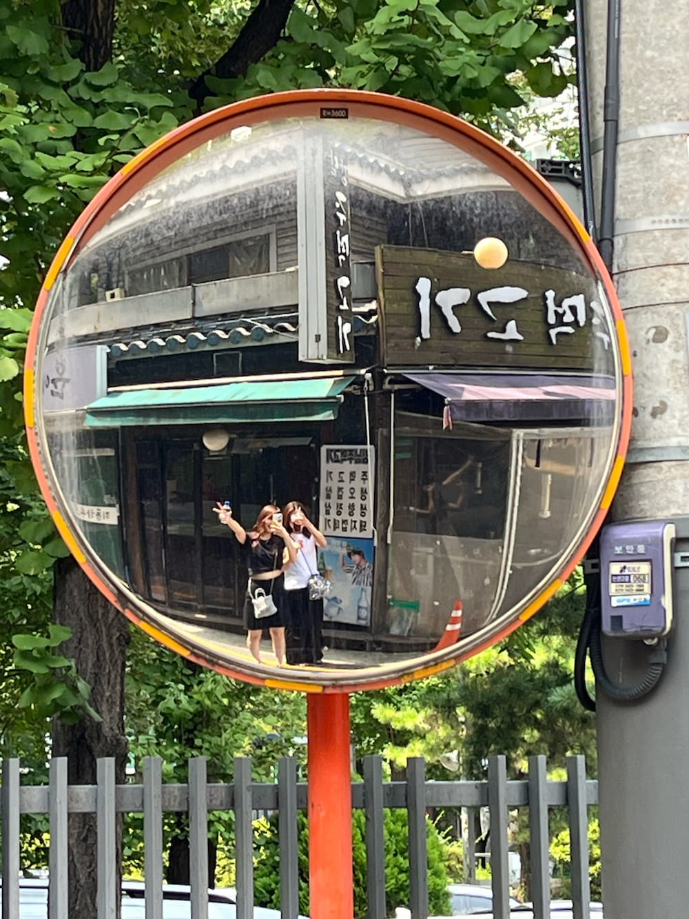 ブラック系のTシャツ/カットソー、ブラック系のデニムスカート、ブラック系のサンダルを着用したレディースの夏コーディネートの2枚目の写真