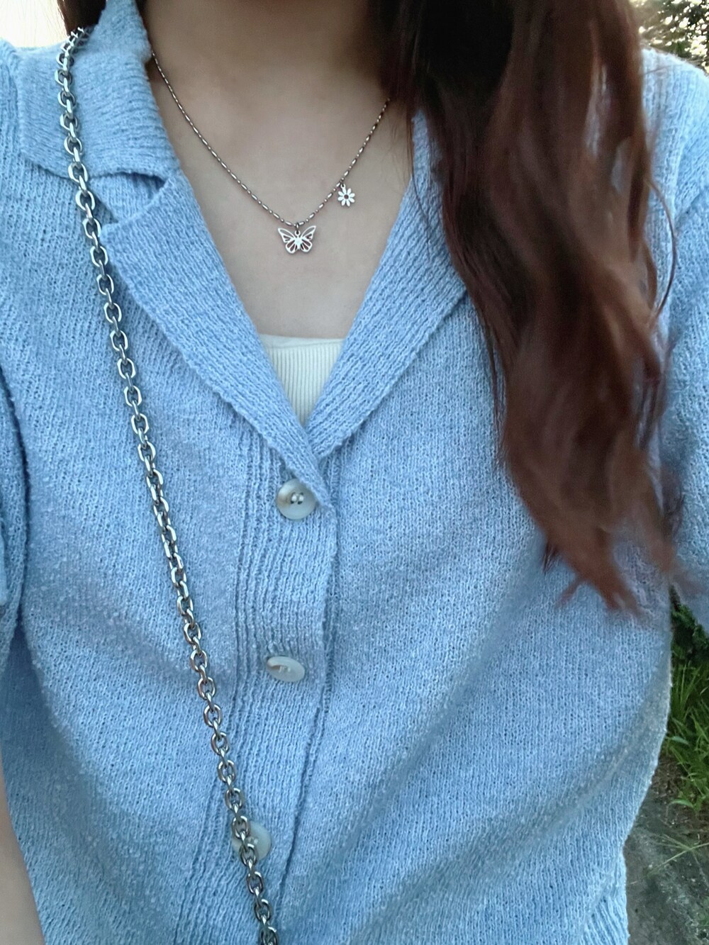 ブルー系のTシャツ/カットソー、ホワイト系のキャミソール、シルバー系のショルダーバッグを着用したレディースの夏コーディネートの2枚目の写真