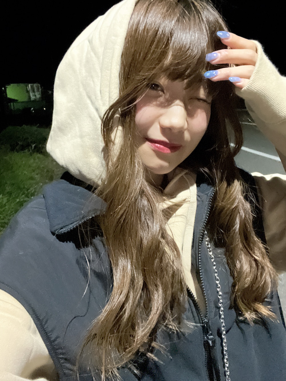 ブラック系のその他アウター、シルバー系のショルダーバッグ、ベージュ系のトップスを着用したレディースの冬コーディネートの2枚目の写真