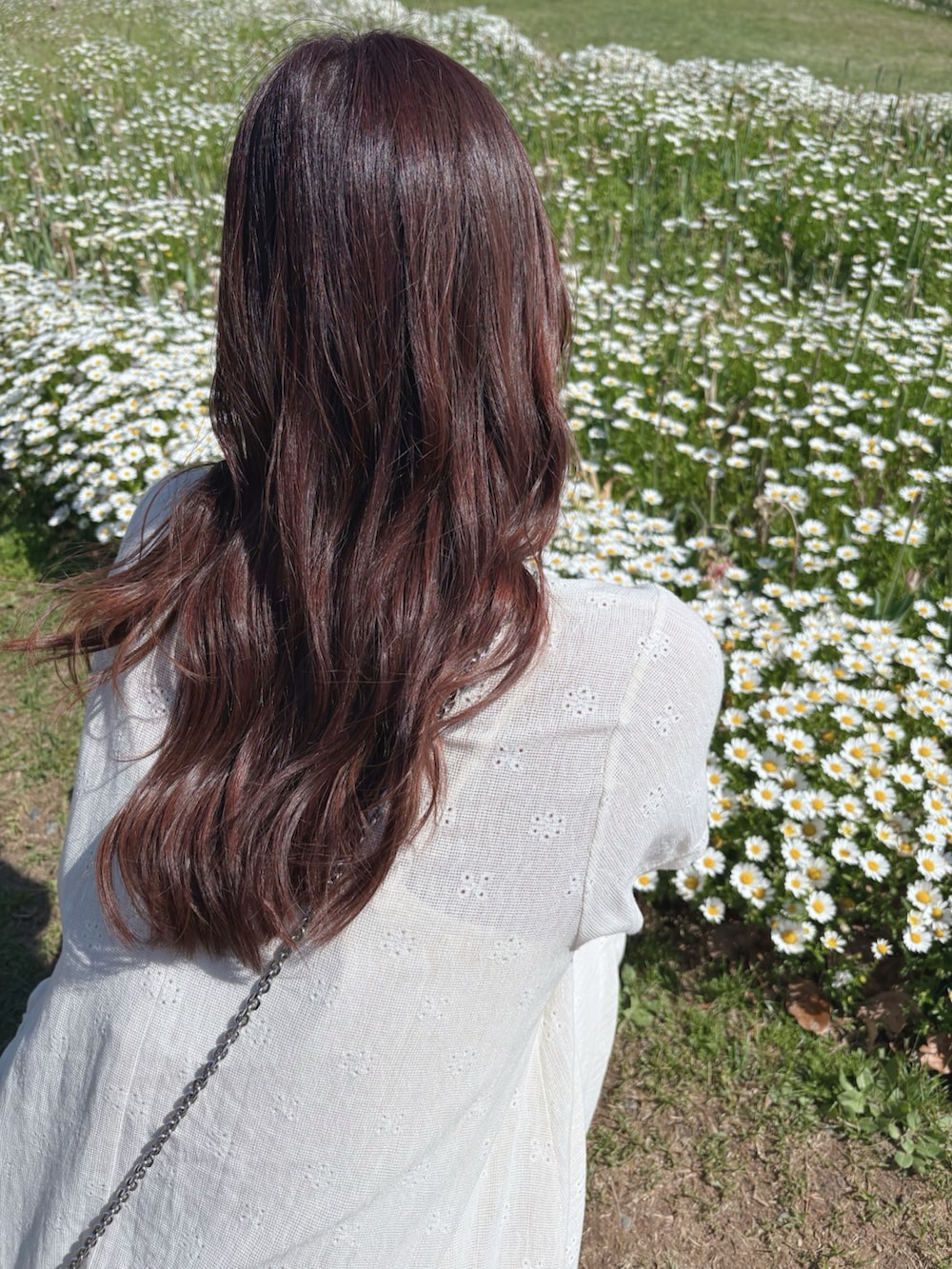 ブラック系のバレエシューズ、ホワイト系のワンピース、シルバー系のショルダーバッグを着用したレディースの春コーディネートの4枚目の写真