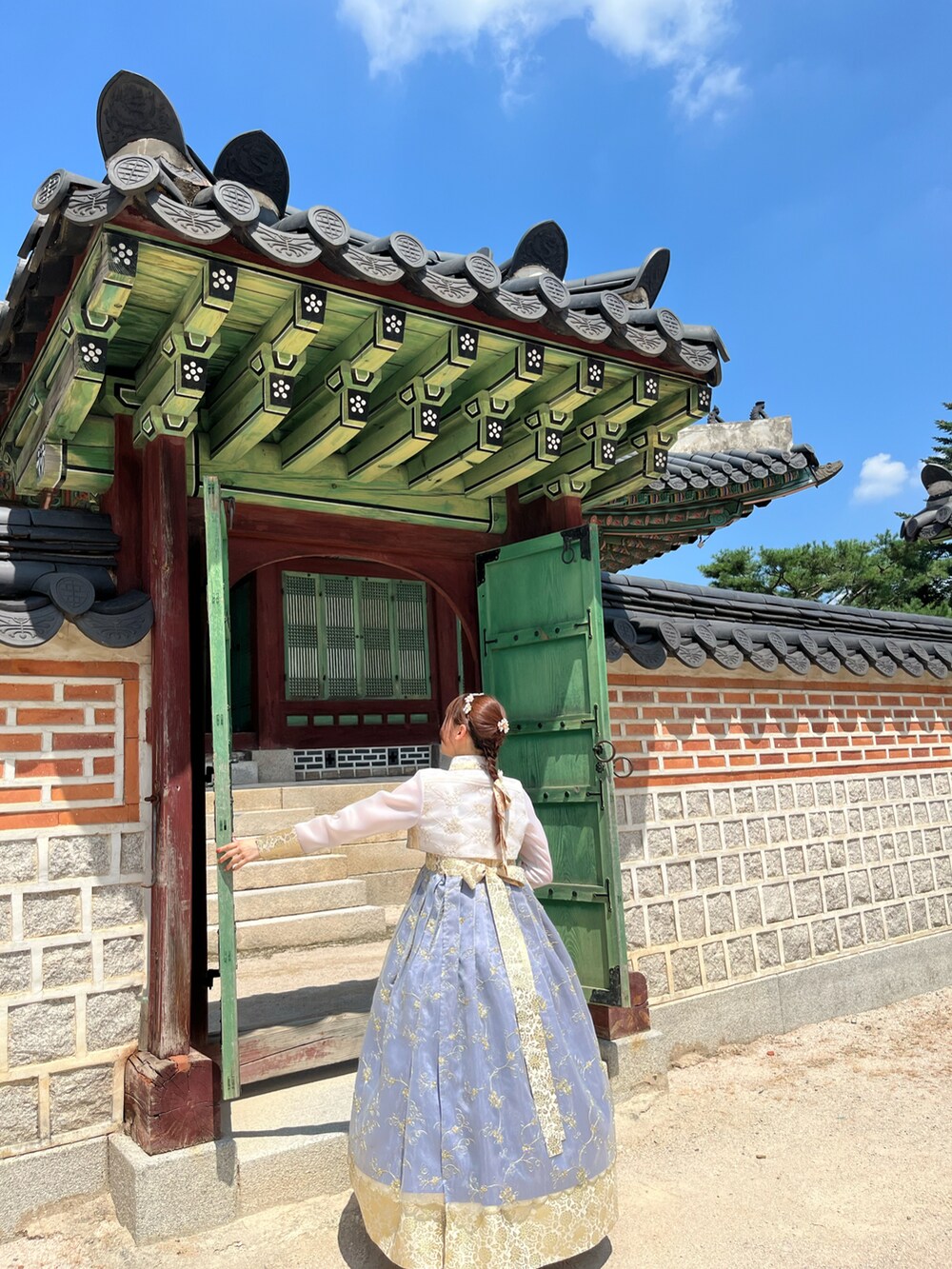 ブルー系のワンピース/ドレスを着用したレディースの夏コーディネートの2枚目の写真