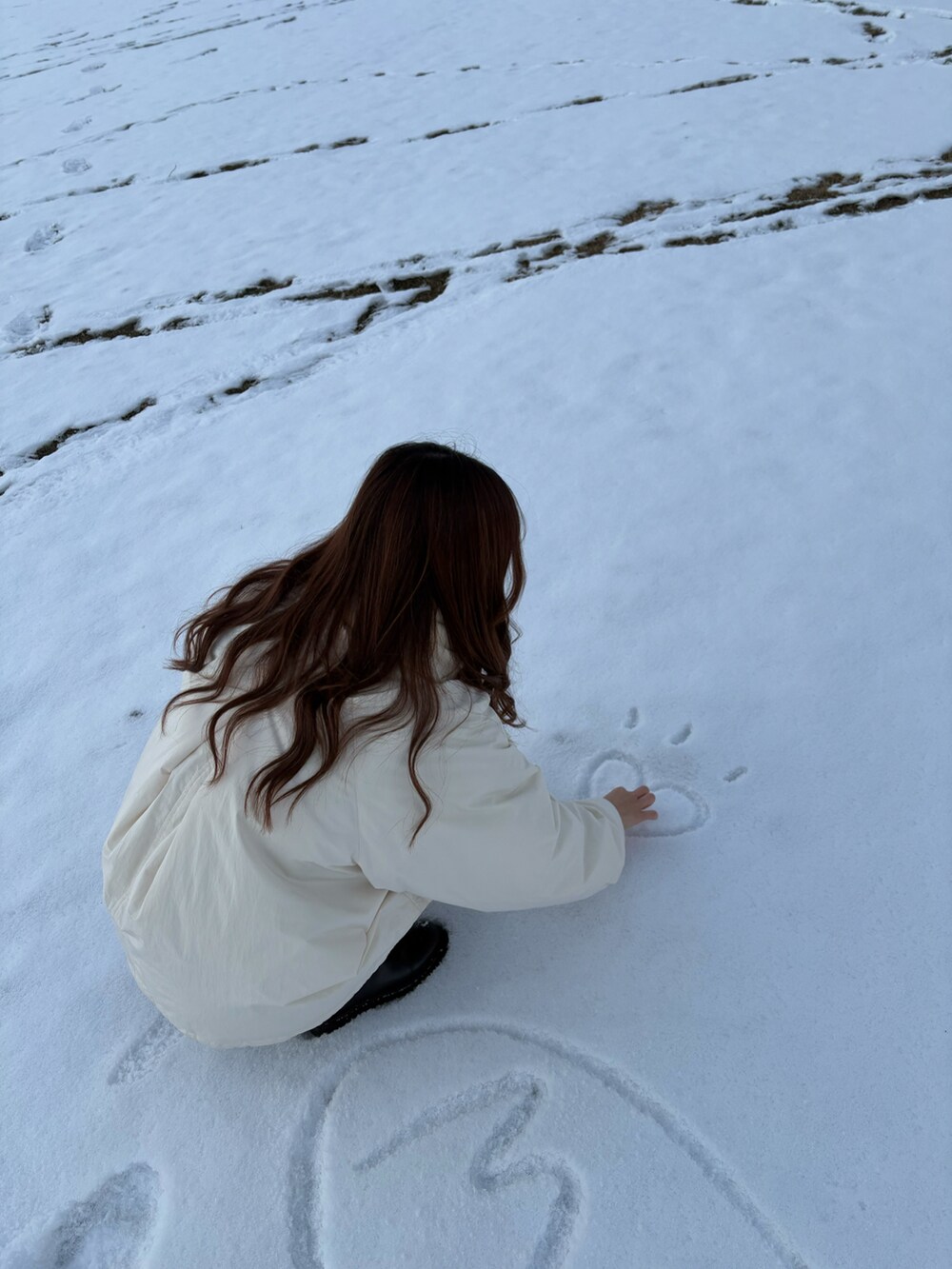 ホワイト系のダウンジャケット/コートを着用したレディースの春コーディネートの2枚目の写真