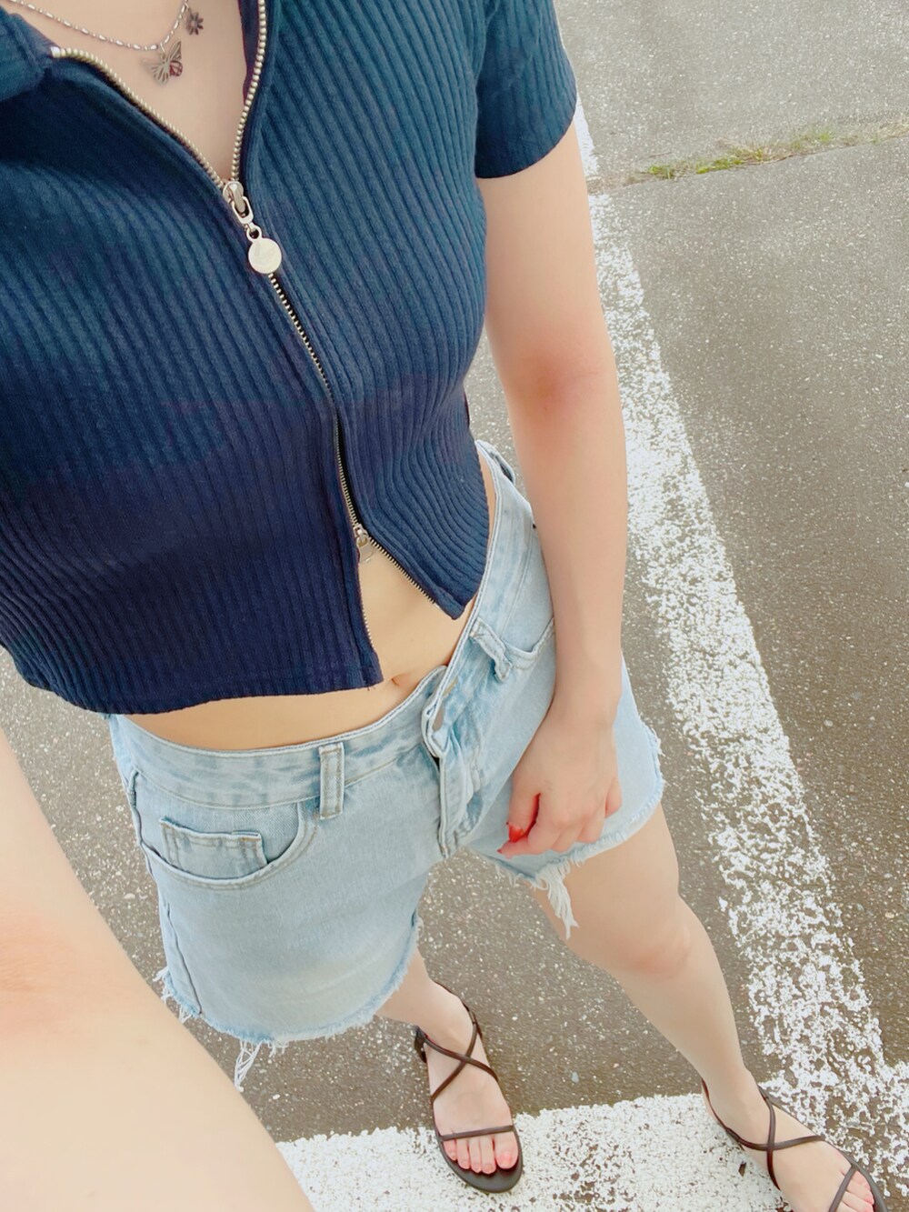 ブルー系のTシャツ/カットソー、ブルー系のデニムパンツ、ブラック系のサンダルを着用したレディースの秋コーディネートの2枚目の写真