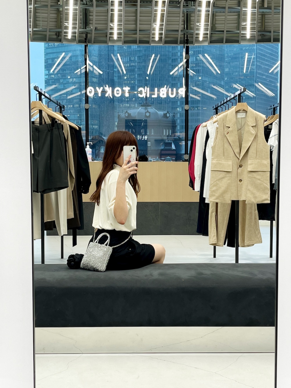 ブラック系のパンツ、ベージュ系のポロシャツ、ベージュ系のポロシャツを着用したレディースの夏コーディネートの2枚目の写真