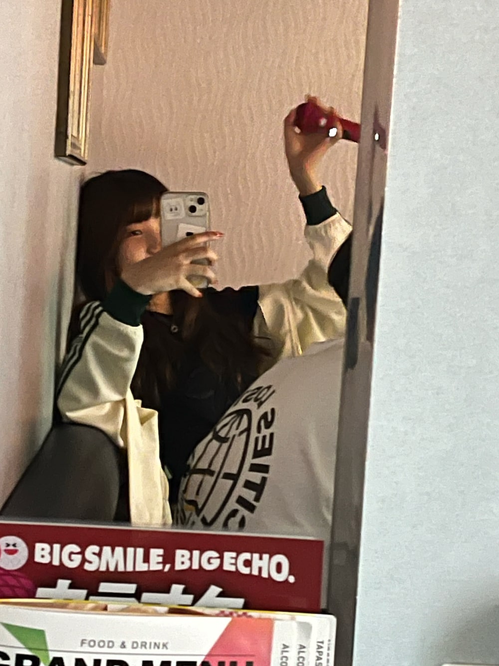 ブラック系のTシャツ/カットソー、ブラック系のデニムパンツ、シルバー系のチャームを着用したレディースの秋コーディネートの2枚目の写真