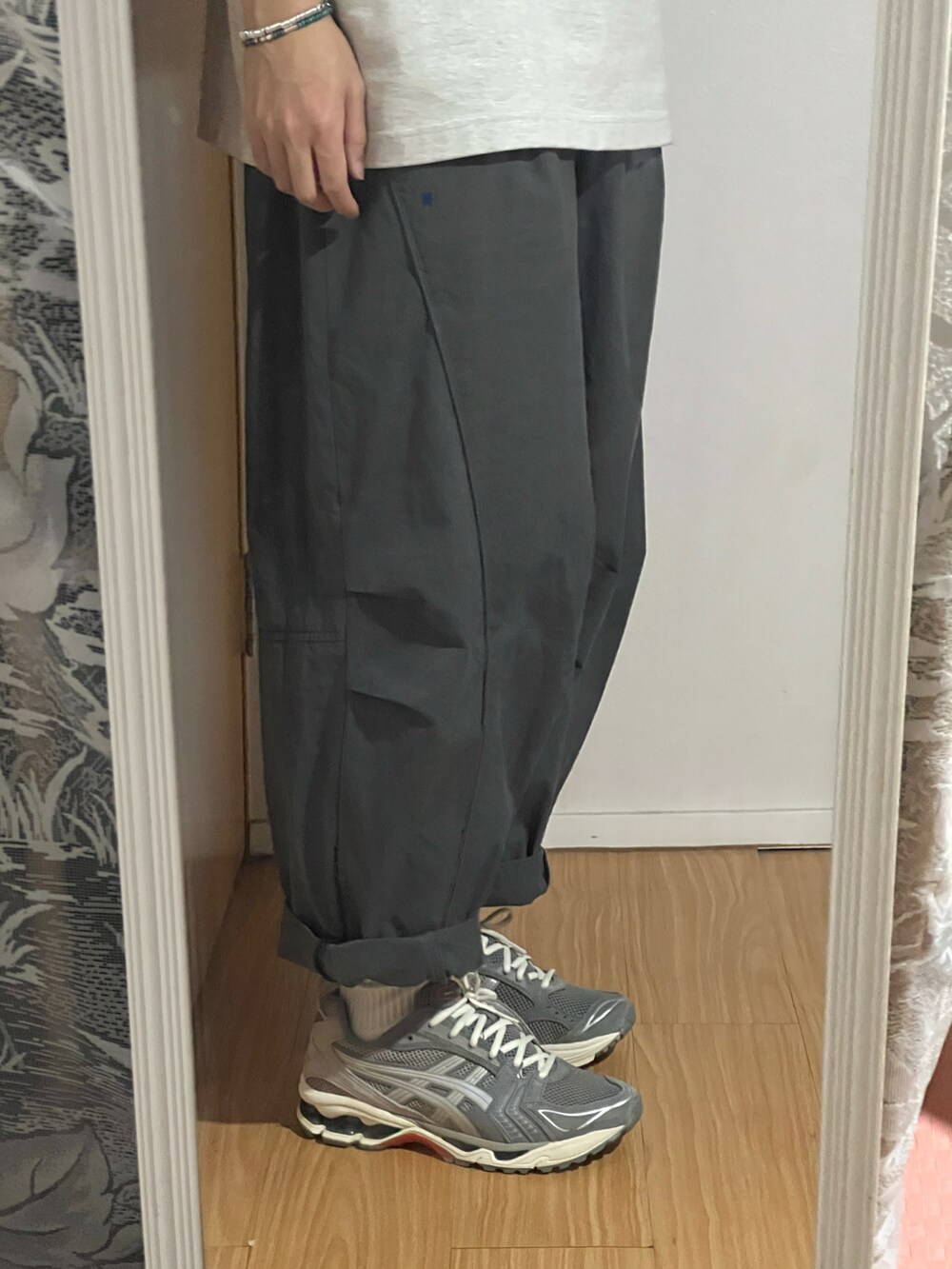 グレー系のスニーカーを着用したメンズの冬コーディネートの2枚目の写真