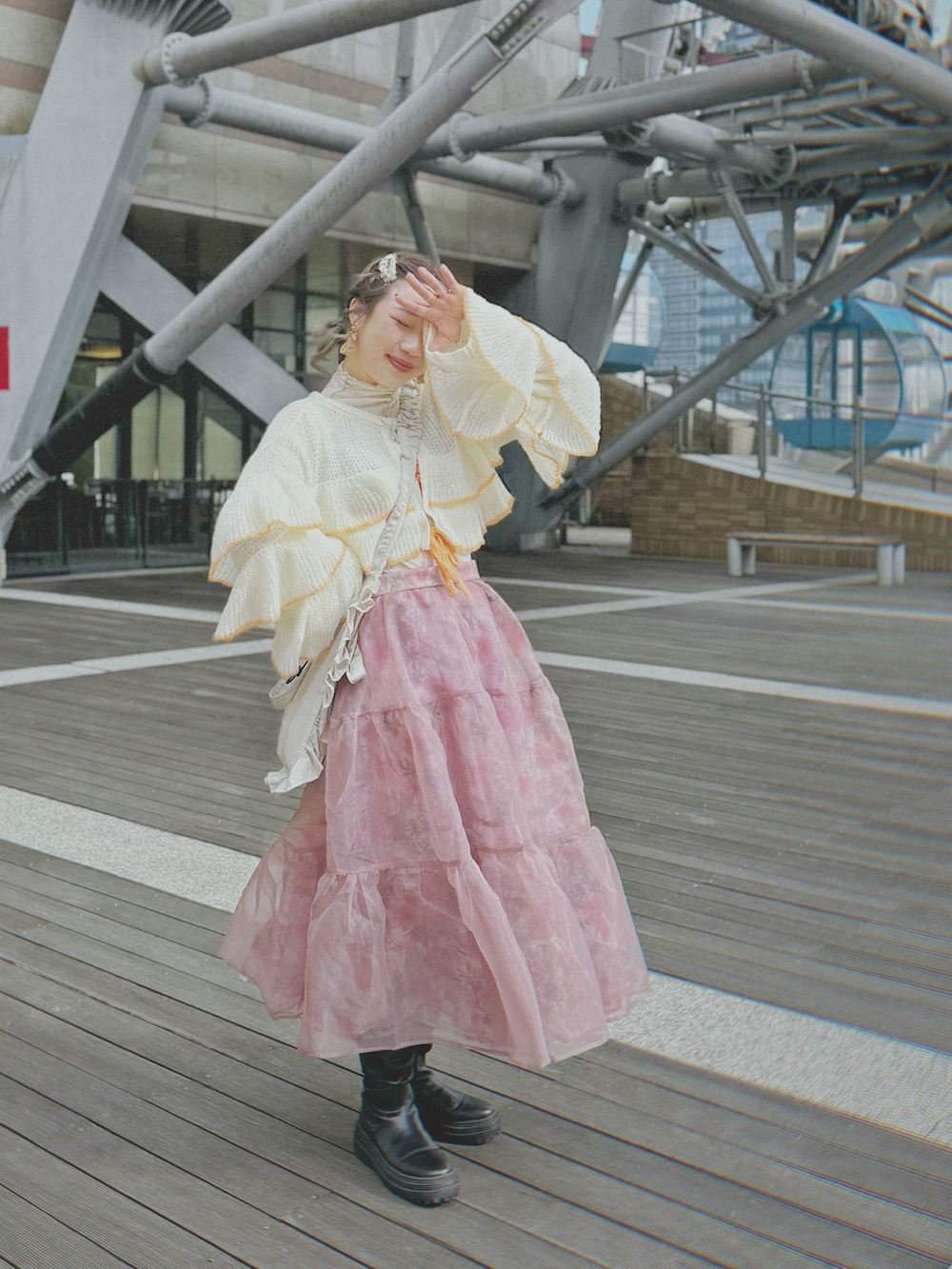 ホワイト系のニット/セーター、シルバー系のショルダーバッグ、ピンク系のスカートを着用したレディースの春コーディネートの5枚目の写真