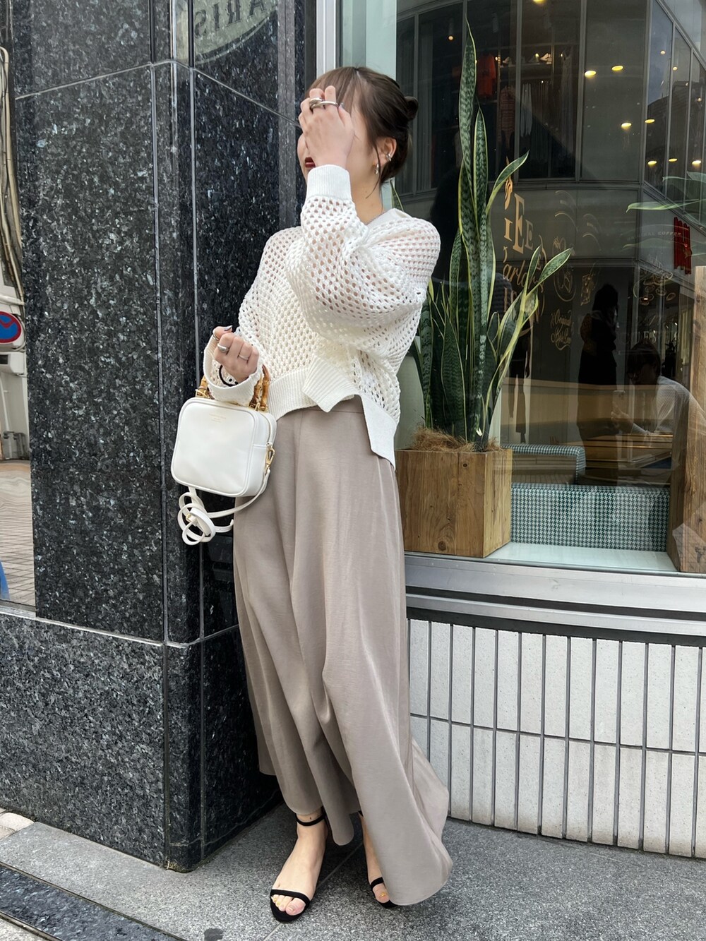 「春服デビュー宣言、お洒落さんとつながりたい、きれいめカジュアル、春服みてみて、休日スタイル、スカートスタイル、メッシュ、サテンスカート、低身長、骨格ウェーブ、低身長女子、ノーリーズ、ロングスカート、サンダル、ストラップサンダル」｜「NOLLEY’Sの《手洗い可能》ブライトツイルセミフレアスカート（スカート、ベージュ系）」を使った、あーちゃんさん（レディース・154cm）の春コーディネートの3枚目の写真