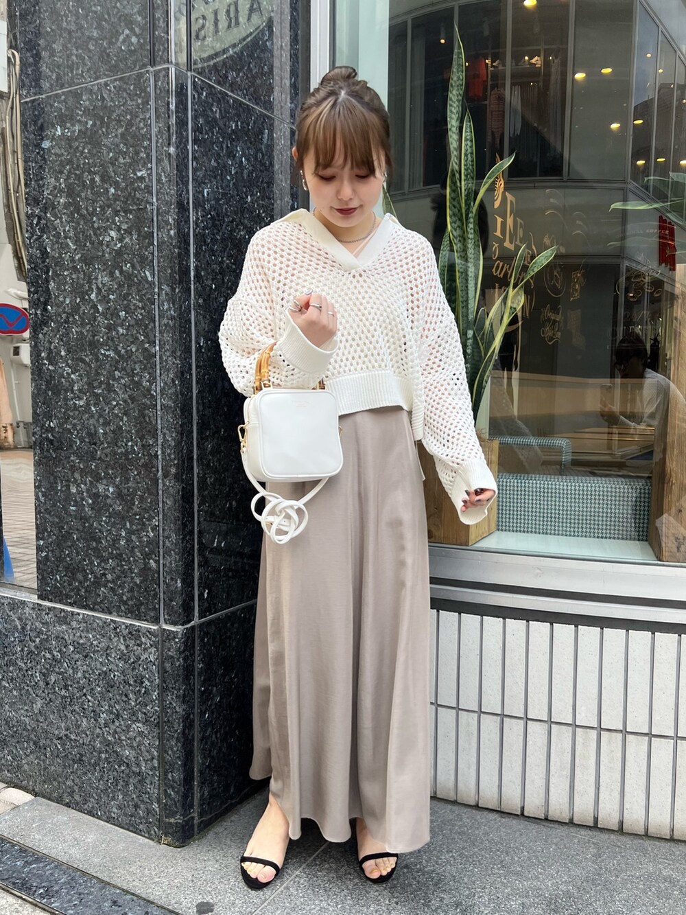 「春服デビュー宣言、お洒落さんとつながりたい、きれいめカジュアル、春服みてみて、休日スタイル、スカートスタイル、メッシュ、サテンスカート、低身長、骨格ウェーブ、低身長女子、ノーリーズ、ロングスカート、サンダル、ストラップサンダル」｜「NOLLEY’Sの《手洗い可能》ブライトツイルセミフレアスカート（スカート、ベージュ系）」を使った、あーちゃんさん（レディース・154cm）の春コーディネートの2枚目の写真