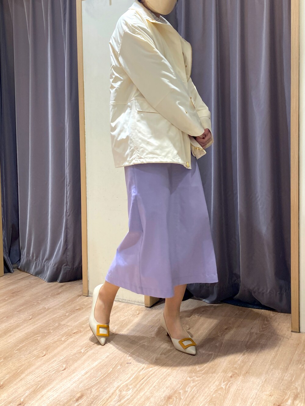 「ほめられ本命コーデ、おでかけコーデ、春服コーデ、春先取りコーデ、デートコーデ、キレイめコーデ、きれいめカジュアル、スカートコーデ、パンプスコーデ、カラーコーデ、オフィススタイル、タイトスカート　紫、ドットブラウス、ブルゾン 白」｜「Te chichiのアイテム（シャツ/ブラウス、ホワイト系）」を使った、minamichanさん（レディース・163cm）の冬コーディネートの2枚目の写真