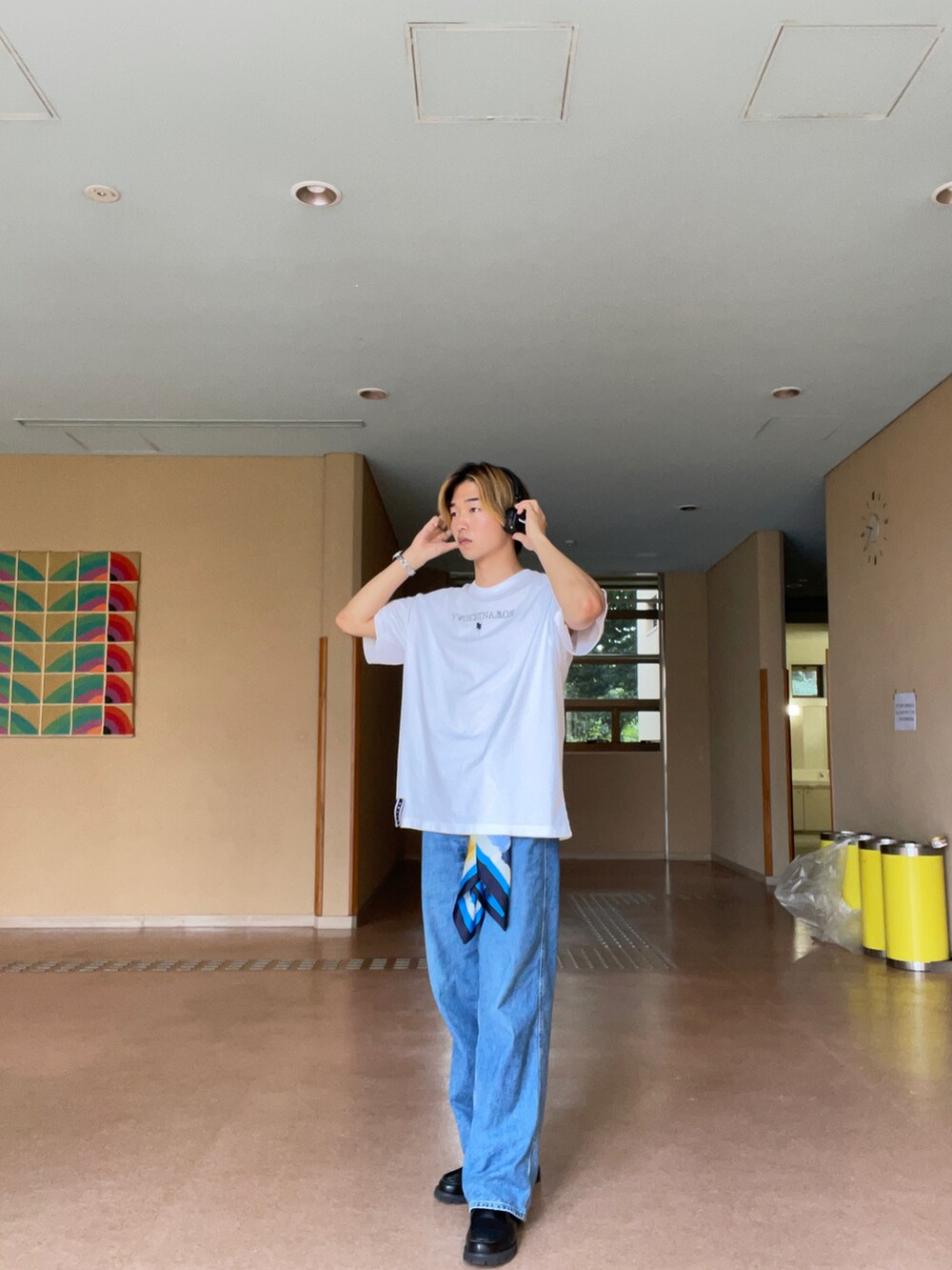 ホワイト系のTシャツ/カットソー、ブルー系のデニムパンツ、ブラック系のシューズを着用したメンズの夏コーディネートの2枚目の写真