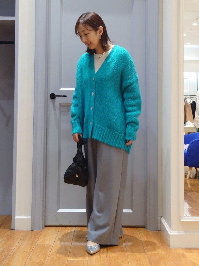 グリーン系のカーディガン/ボレロ、グレー系のその他パンツ、ホワイト系のTシャツ/カットソーを着用したレディースの冬コーディネートの4枚目の写真