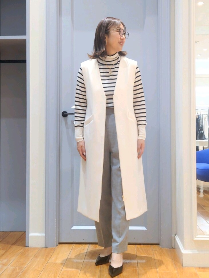 ホワイト系のワンピース、グレー系のその他パンツ、ホワイト系のニット/セーターを着用したレディースの冬コーディネートの2枚目の写真