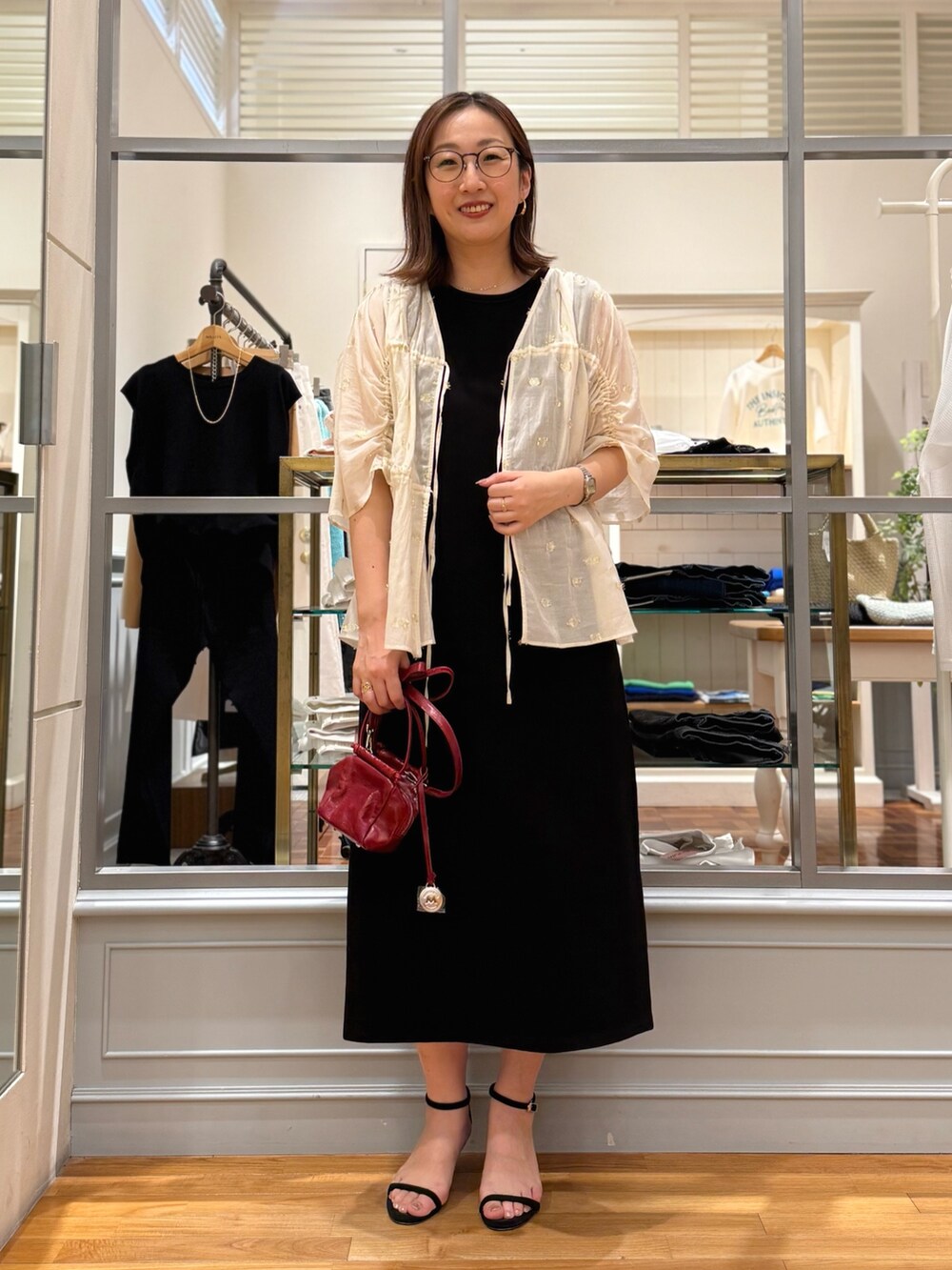 「ワンピース、ワンピーススタイル、シアートップス、大人カジュアル、大人かわいい、大人女子、大人コーデ、春夏コーデ、夏コーデ、初夏コーデ、お出かけコーデ、ミニバッグ、NOLLEY'S、オトナカワイイ、初春コーデ」｜「NOLLEY’Sの《セットアップ対応》KIRYUラメカットジャガードブラウス（シャツ/ブラウス、ホワイト系）」を使った、Kagawaさん（骨格ストレート・レディース・161cm）の春コーディネートの2枚目の写真