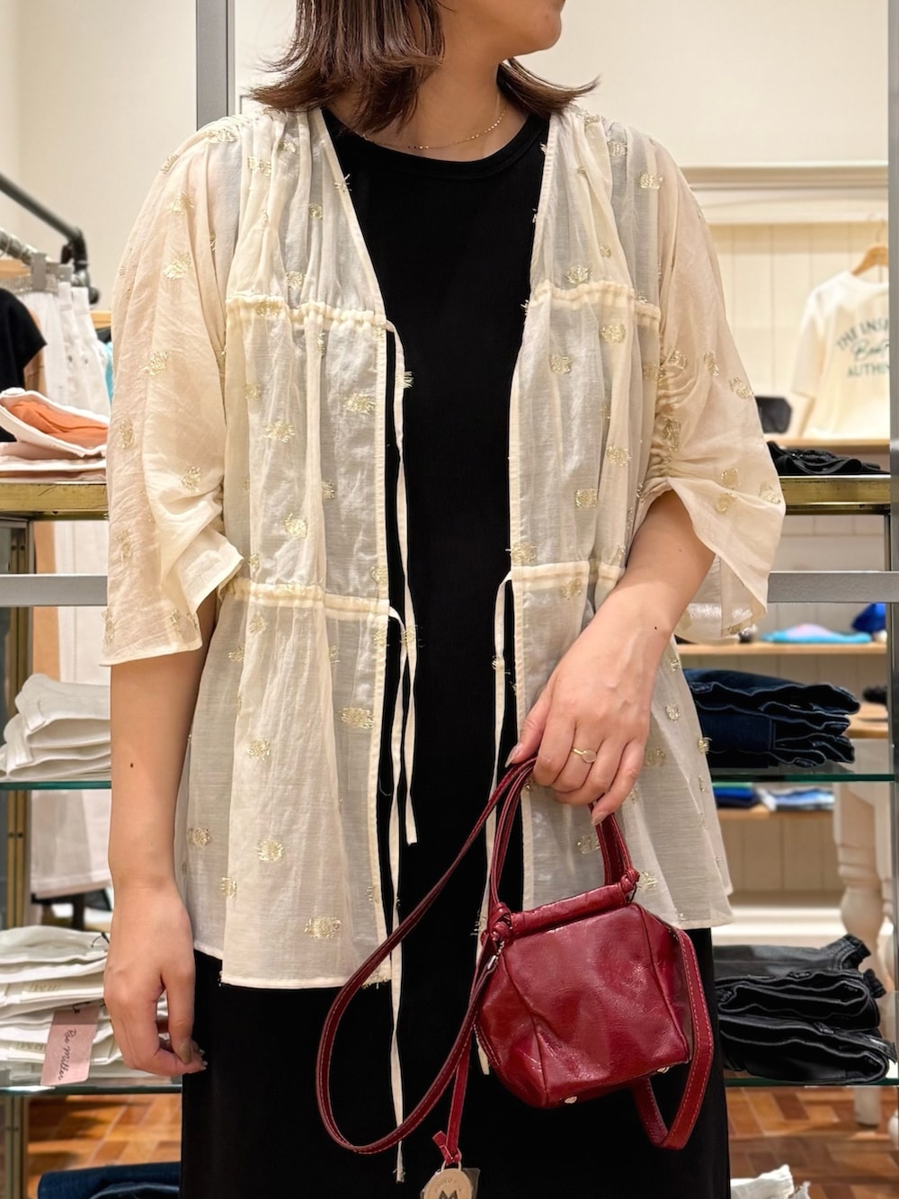 「ワンピース、ワンピーススタイル、シアートップス、大人カジュアル、大人かわいい、大人女子、大人コーデ、春夏コーデ、夏コーデ、初夏コーデ、お出かけコーデ、ミニバッグ、NOLLEY'S、オトナカワイイ、初春コーデ」｜「NOLLEY’Sの《セットアップ対応》KIRYUラメカットジャガードブラウス（シャツ/ブラウス、ホワイト系）」を使った、Kagawaさん（骨格ストレート・レディース・161cm）の春コーディネートの6枚目の写真