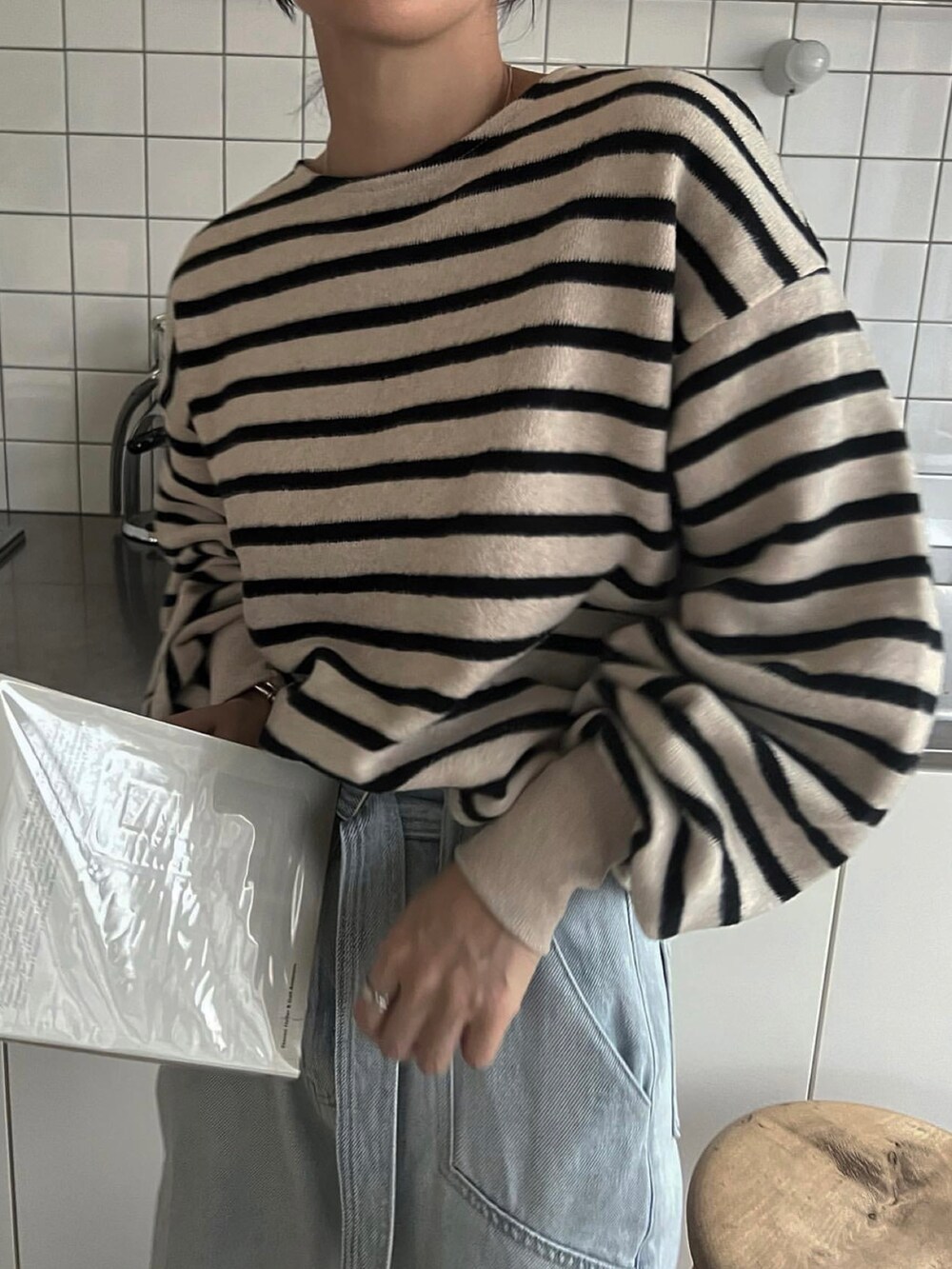 ベージュ系のその他トップスを着用したレディースの冬コーディネートの5枚目の写真