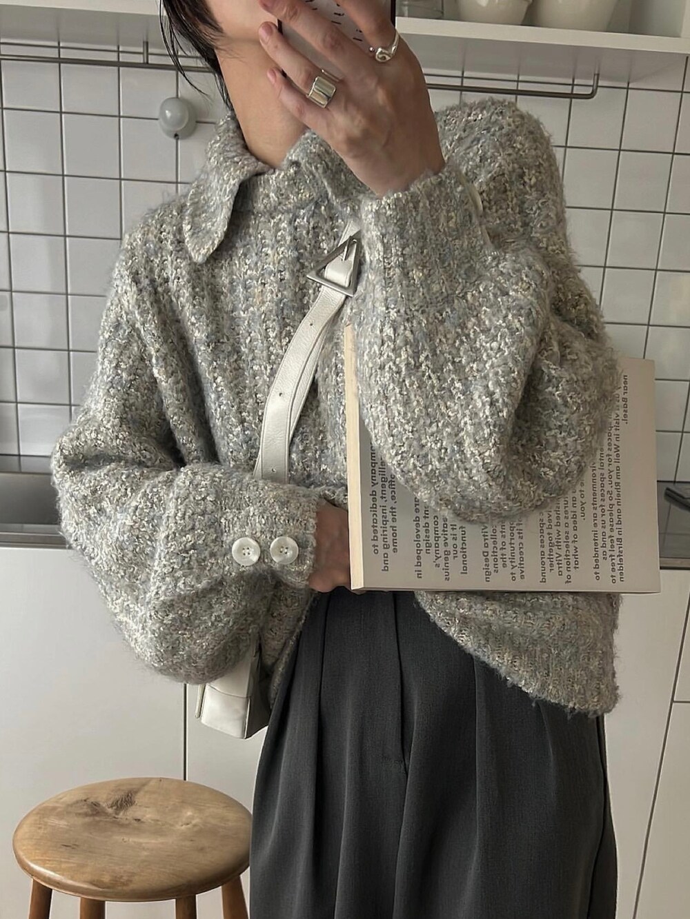 ブルー系のニット/セーター、ホワイト系のバッグを着用したレディースの秋コーディネートの2枚目の写真