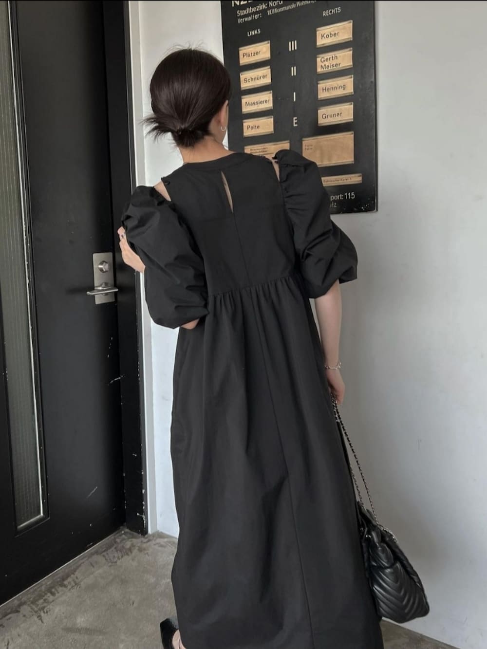 ブラック系のワンピースを着用したレディースの春コーディネートの5枚目の写真