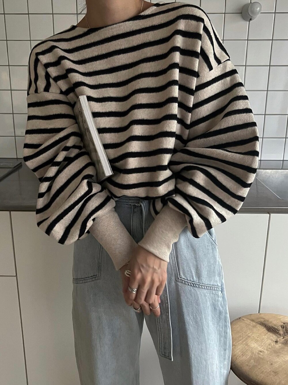 ベージュ系のその他トップスを着用したレディースの冬コーディネートの4枚目の写真