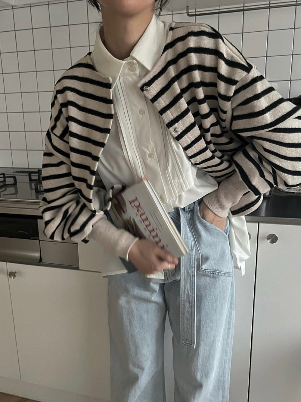 ベージュ系のその他トップスを着用したレディースの冬コーディネートの3枚目の写真