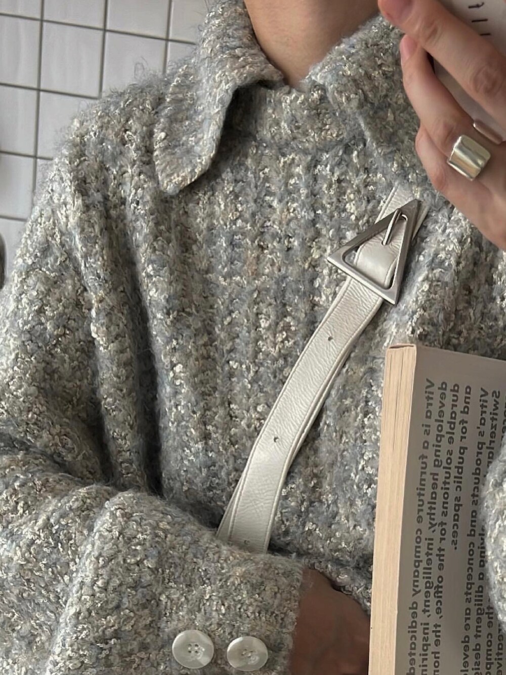 ブルー系のニット/セーター、ホワイト系のバッグを着用したレディースの秋コーディネートの4枚目の写真