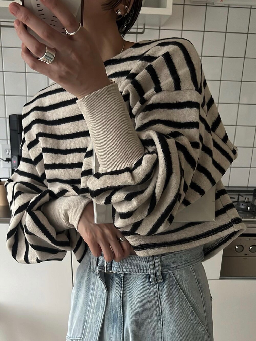 ベージュ系のその他トップスを着用したレディースの冬コーディネートの2枚目の写真