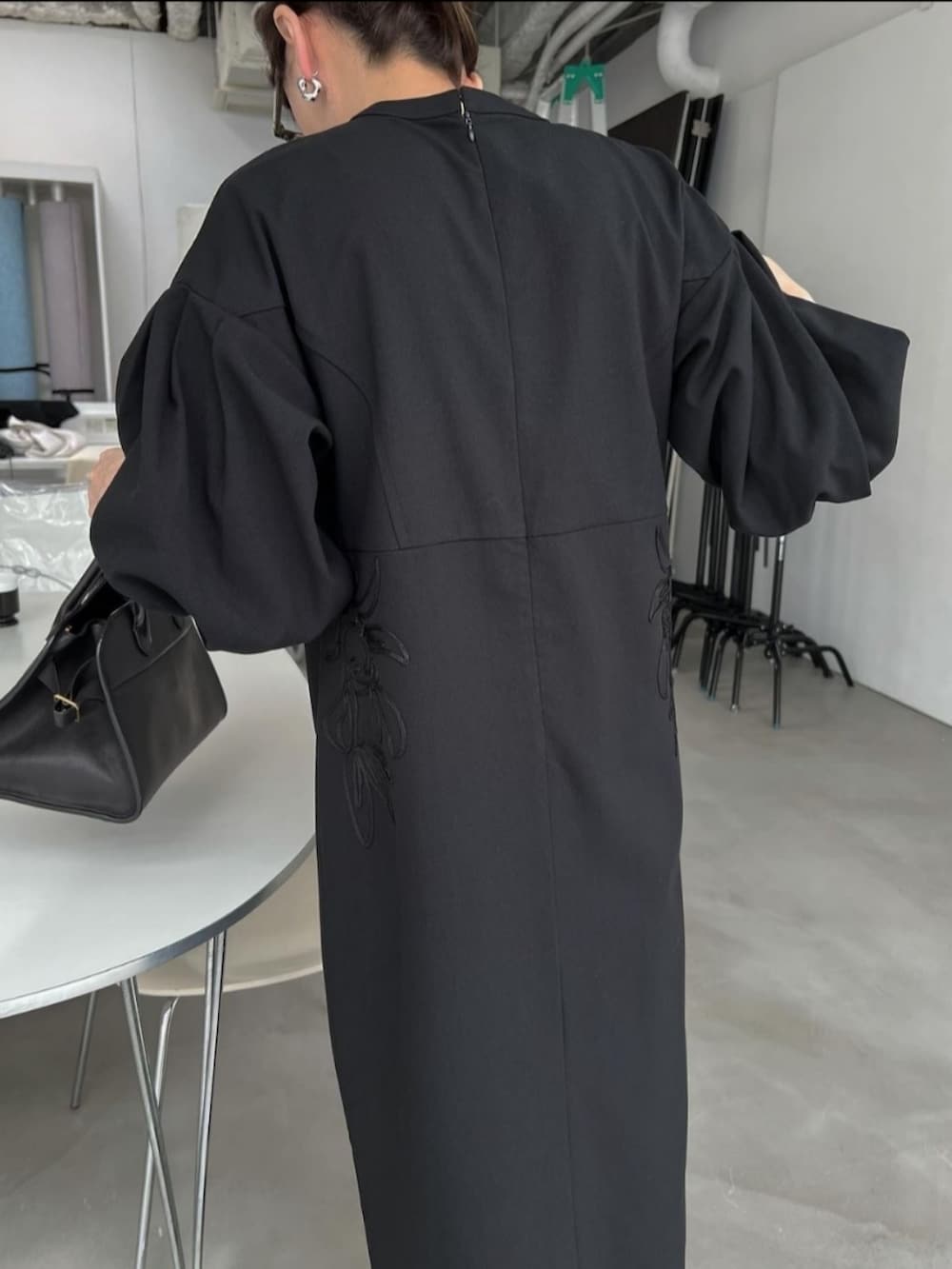 ブラック系のワンピース、ブラック系のハンドバッグを着用したレディースの夏コーディネートの4枚目の写真