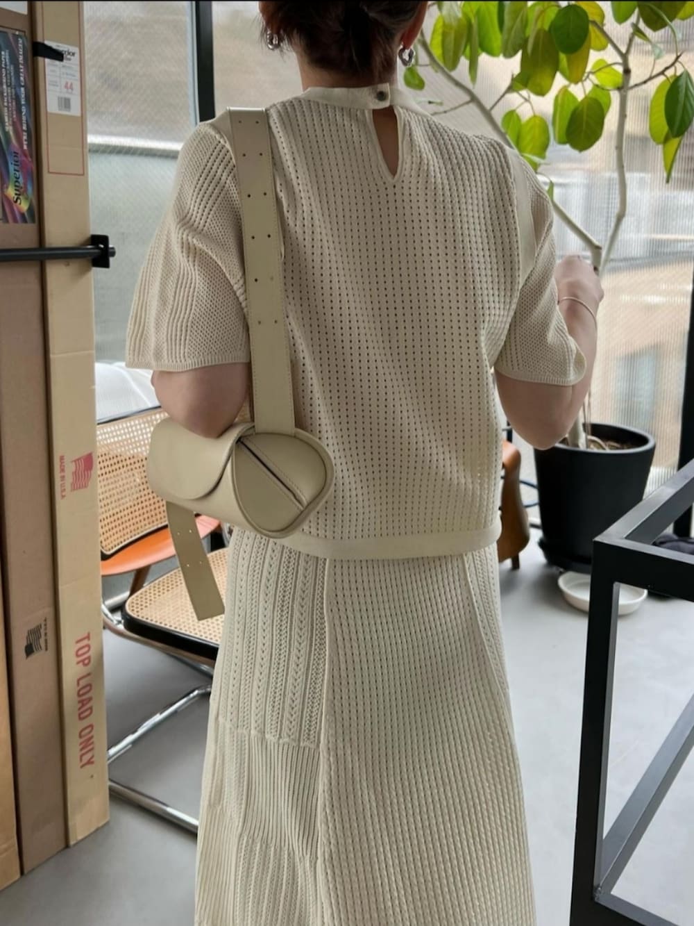 「お出かけコーデ、大人コーデ、きれいめカジュアル、今日のコーデ、オトナカワイイ、ラフ、初夏コーデ、おしゃれさんと繋がりたい、韓国ファッション、サマーニット」｜「WILLFULLYのeyelet pattern half sleeve aerial knit（ニット/セーター、ベージュ系）」を使った、hara sayakaさん（レディース・156cm）の夏コーディネートの4枚目の写真