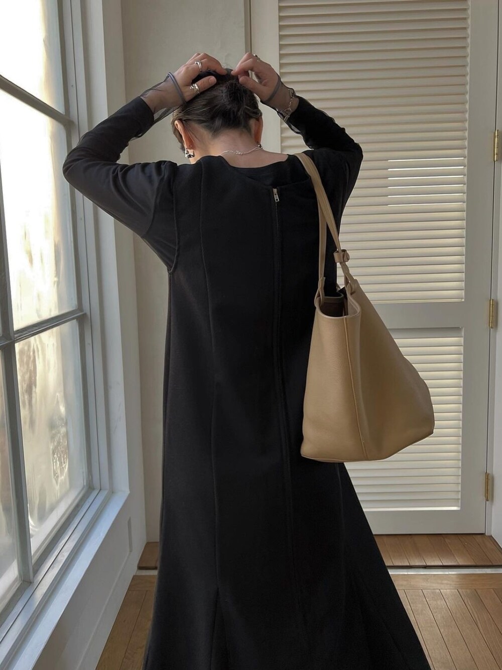 「ほめられ本命コーデ、オトナ女子、休日スタイル、きれいめカジュアル」｜「WILLFULLYのno sleeve open zip panel kersey OP（ワンピース、ブラック系）」を使った、hara sayakaさん（レディース・156cm）の冬コーディネートの2枚目の写真