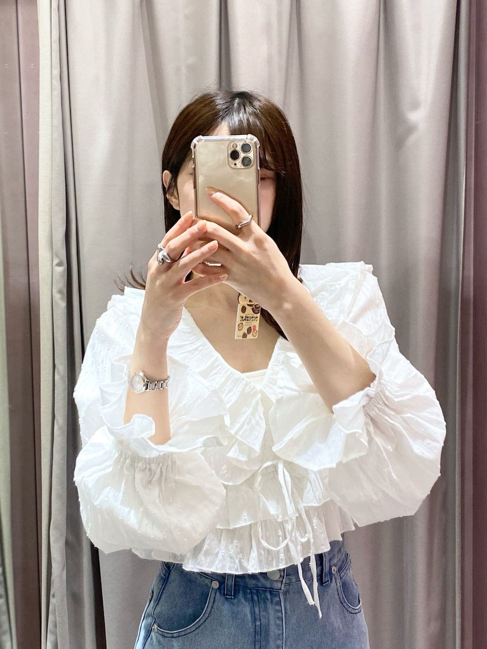 ホワイト系のシャツ/ブラウス、ブルー系のデニムパンツを着用したレディースの春コーディネートの2枚目の写真