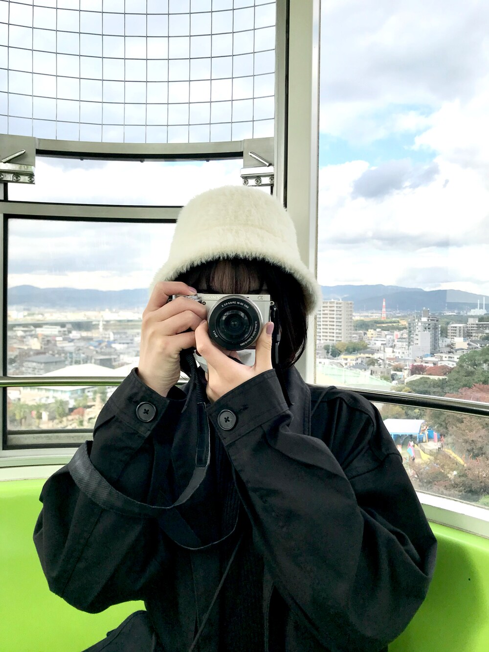 ブラック系のジャケット/アウター、ブラック系のニット/セーターを着用したレディースの秋コーディネートの2枚目の写真