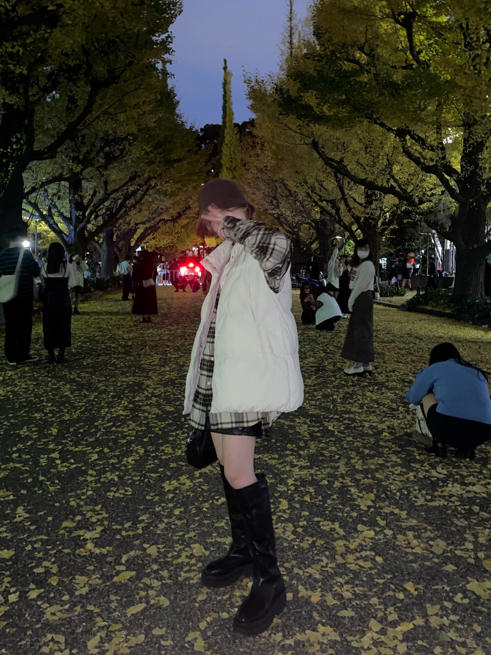 ベージュ系のシャツ/ブラウス、ブラック系のブーツ、ブラウン系のハットを着用したレディースの秋コーディネートの2枚目の写真