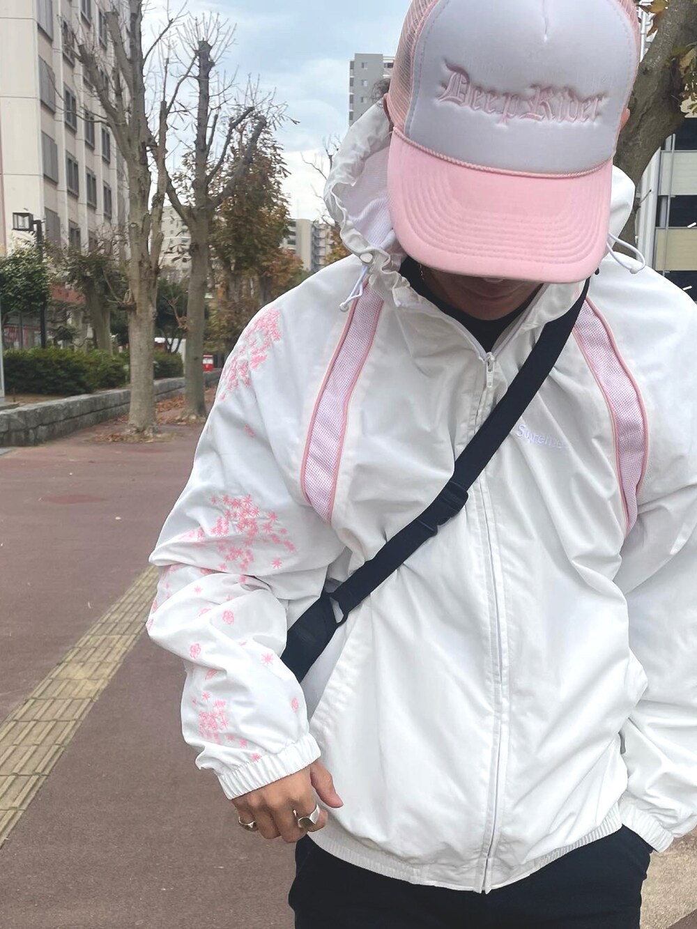 ホワイト系のマウンテンパーカー、ブラック系のその他パンツ、ブラック系のスニーカーを着用したメンズの秋コーディネートの2枚目の写真