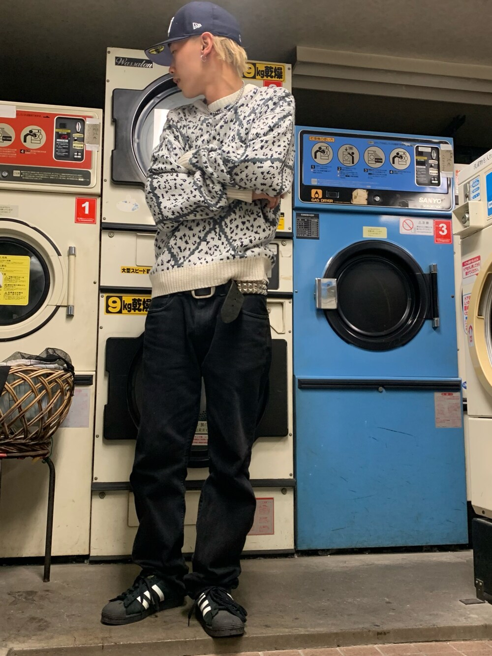 ブラック系のデニムパンツ、ブラック系のスニーカー、その他のキャップを着用したメンズの秋コーディネートの2枚目の写真