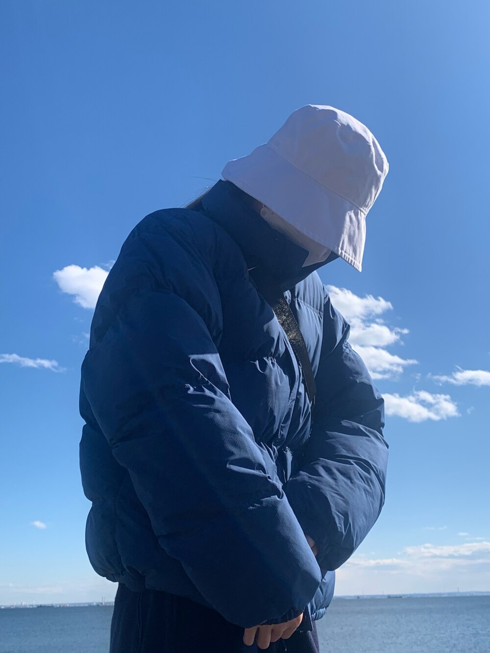 「秋冬、休日コーデ、おしゃれさんと繋がりたい、ゆったりコーデ、秋服、パンツスタイル、ラフコーデ、パンツコーデ、ビックシルエット、古着好きな人と繋がりたい、高身長女子、高身長コーデ」｜「H&Mのアイテム（帽子、ホワイト系）」を使った、냥냥さん（レディース・165cm）の秋コーディネートの2枚目の写真