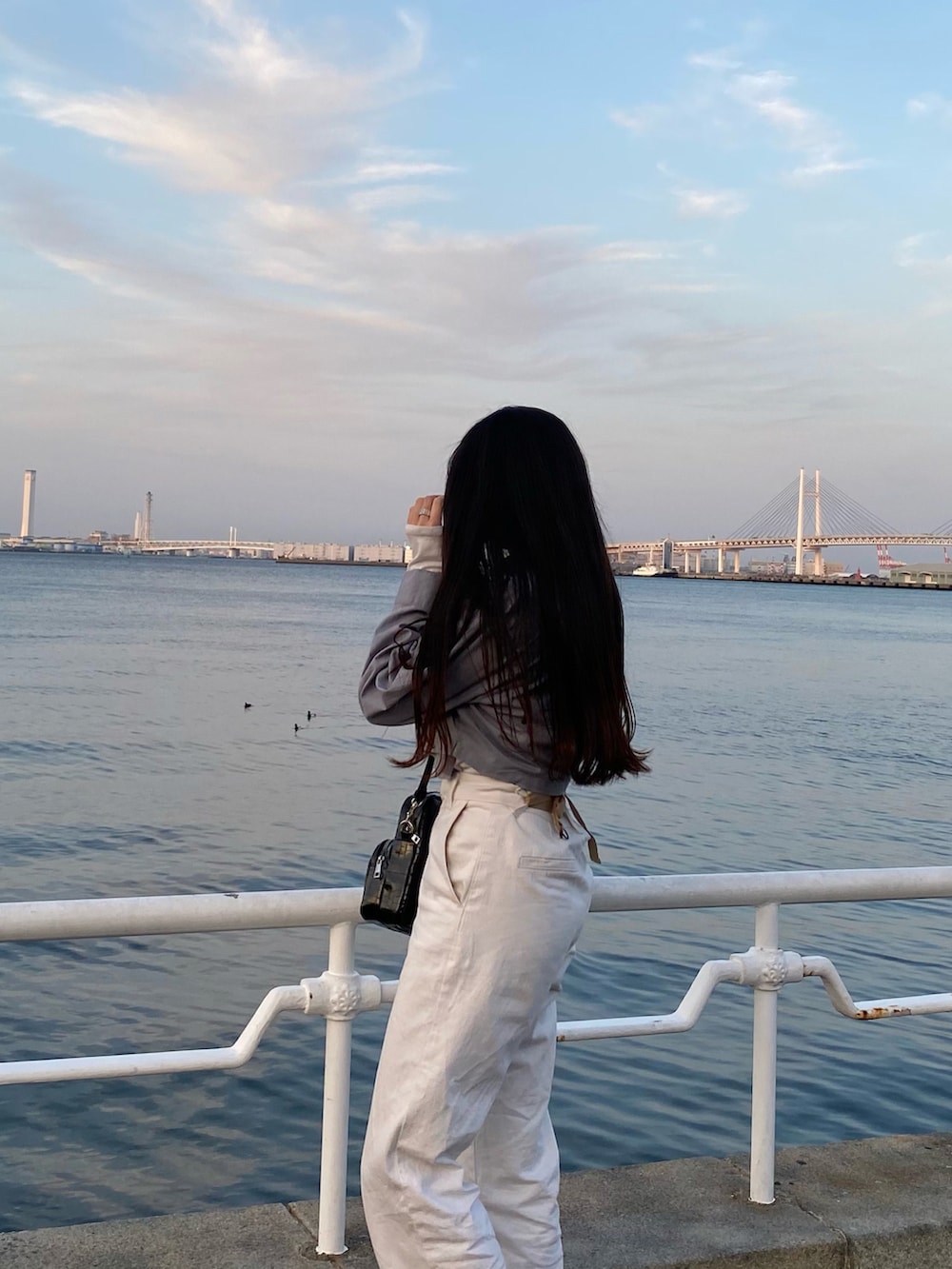「海、海コーデ、高身長女子、高身長コーデ、秋冬、休日コーデ、おしゃれさんと繋がりたい、パンツスタイル、秋服、レイヤードスタイル、プチプラ、秋コーデ、パンツコーデ、秋、休日」｜「GUのアイテム（デニムパンツ、ホワイト系）」を使った、냥냥さん（レディース・165cm）の秋コーディネートの2枚目の写真