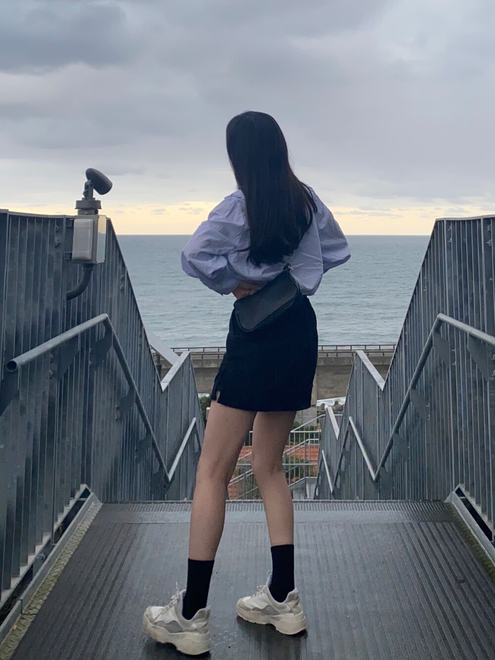 「お洒落さんとつながりたい、黒、骨格ウェーブ、高身長女子、韓国ファッション、高身長コーデ、スカート、shein」｜「H&Mのアイテム（シャツ/ブラウス、ブルー系）」を使った、냥냥さん（レディース・165cm）の秋コーディネートの2枚目の写真