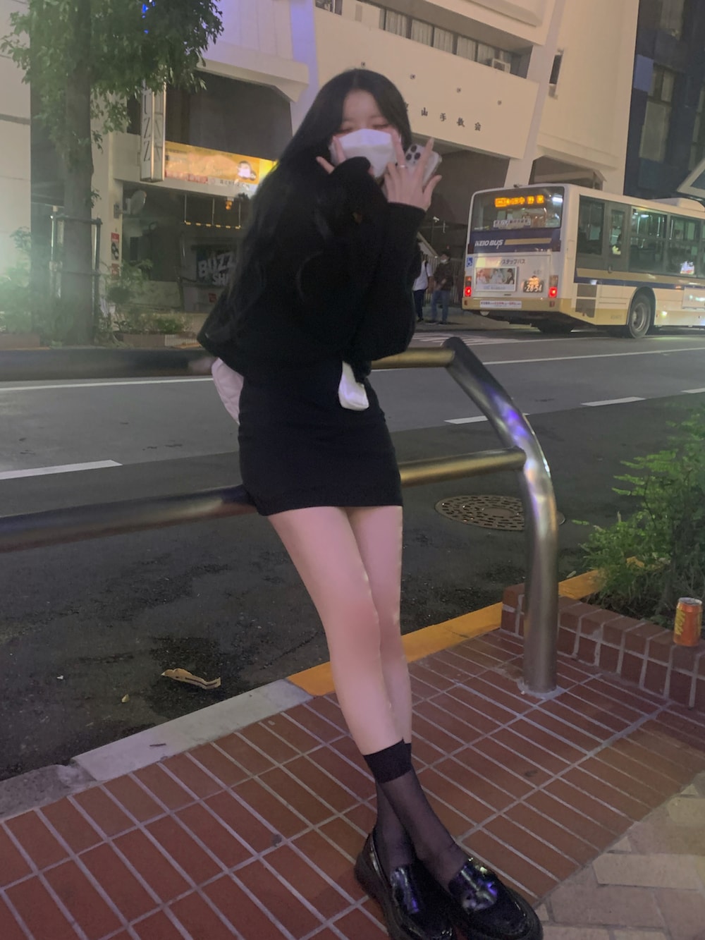 「秋のコーデ、おしゃれさんと繋がりたい、休日コーデ、ブラックコーデ、高身長女子、高身長コーデ、デート、シミラールック、リンクコーデ、モノトーン、韓国ファッション、未来のWEARISTAプロジェクト」｜「DHOLICの配色リブTシャツ（Tシャツ/カットソー、ホワイト系）」を使った、냥냥さん（レディース・165cm）の秋コーディネートの2枚目の写真
