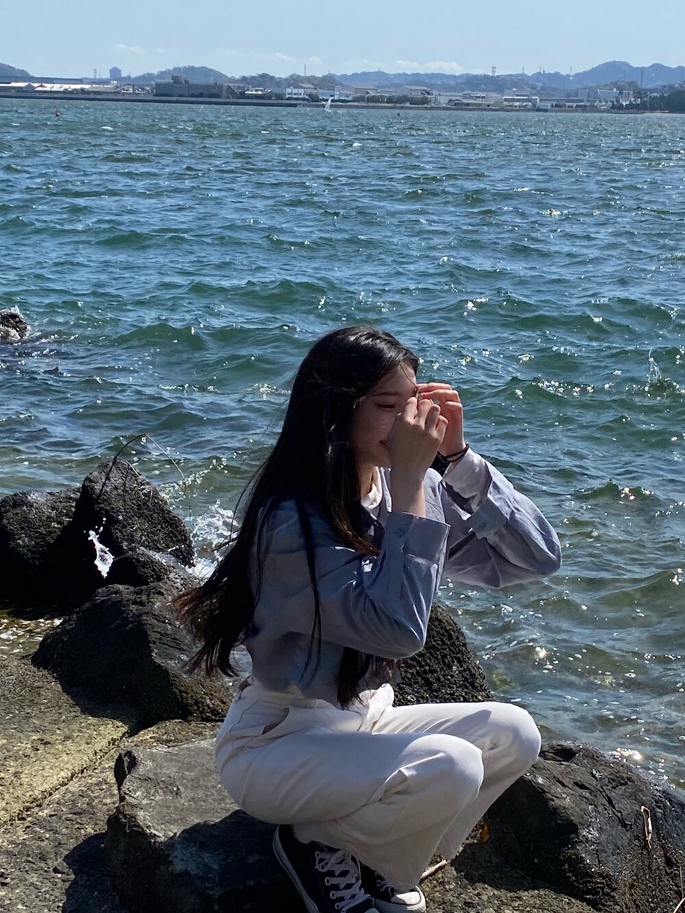 「海、海コーデ、高身長女子、高身長コーデ、秋冬、休日コーデ、おしゃれさんと繋がりたい、パンツスタイル、秋服、レイヤードスタイル、プチプラ、秋コーデ、パンツコーデ、秋、休日」｜「GUのアイテム（デニムパンツ、ホワイト系）」を使った、냥냥さん（レディース・165cm）の秋コーディネートの3枚目の写真