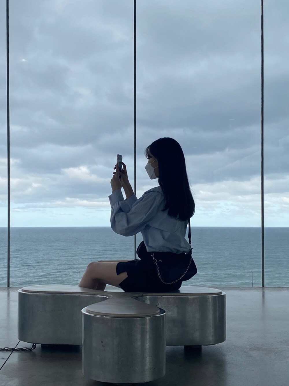 「お洒落さんとつながりたい、黒、骨格ウェーブ、高身長女子、韓国ファッション、高身長コーデ、スカート、shein」｜「H&Mのアイテム（シャツ/ブラウス、ブルー系）」を使った、냥냥さん（レディース・165cm）の秋コーディネートの3枚目の写真