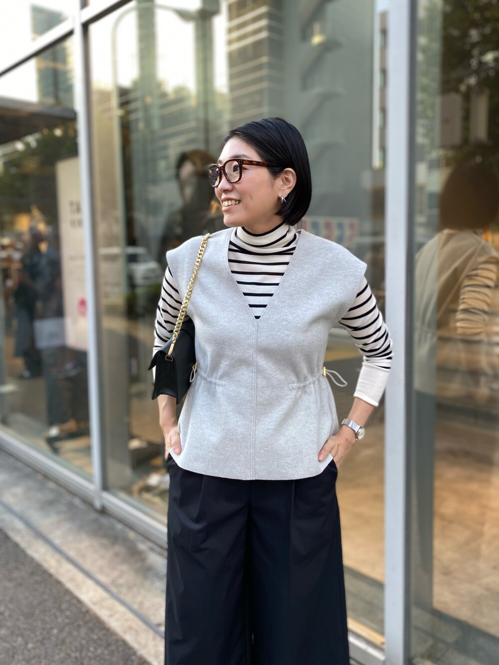 「ベスト、ジレ、セットアップ、パンツスタイル、ワイドパンツ、ブーツ、ジャージ素材、チェーンバッグ、レイヤードスタイル、アキコーデ」｜「NOLLEY’Sのウォッシャブルイージーケアツイルワイドパンツ（その他パンツ、ブラック系）」を使った、mitaniiiiiさん（骨格ストレート・レディース・168cm）の秋コーディネートの2枚目の写真