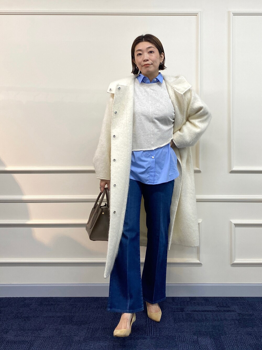 「オトナカジュアル、オトナ女子、ロングコート、デニム、シャツスタイル、レイヤードスタイル、きれいめカジュアル、おでかけコーデ、シャギーコート、フードコート」｜「NOLLEY’Sの◇【WEB限定】モヘヤシャギーPREMIUMフーデットコート（その他アウター、ホワイト系）」を使った、mitaniiiiiさん（レディース・168cm）の秋コーディネートの5枚目の写真