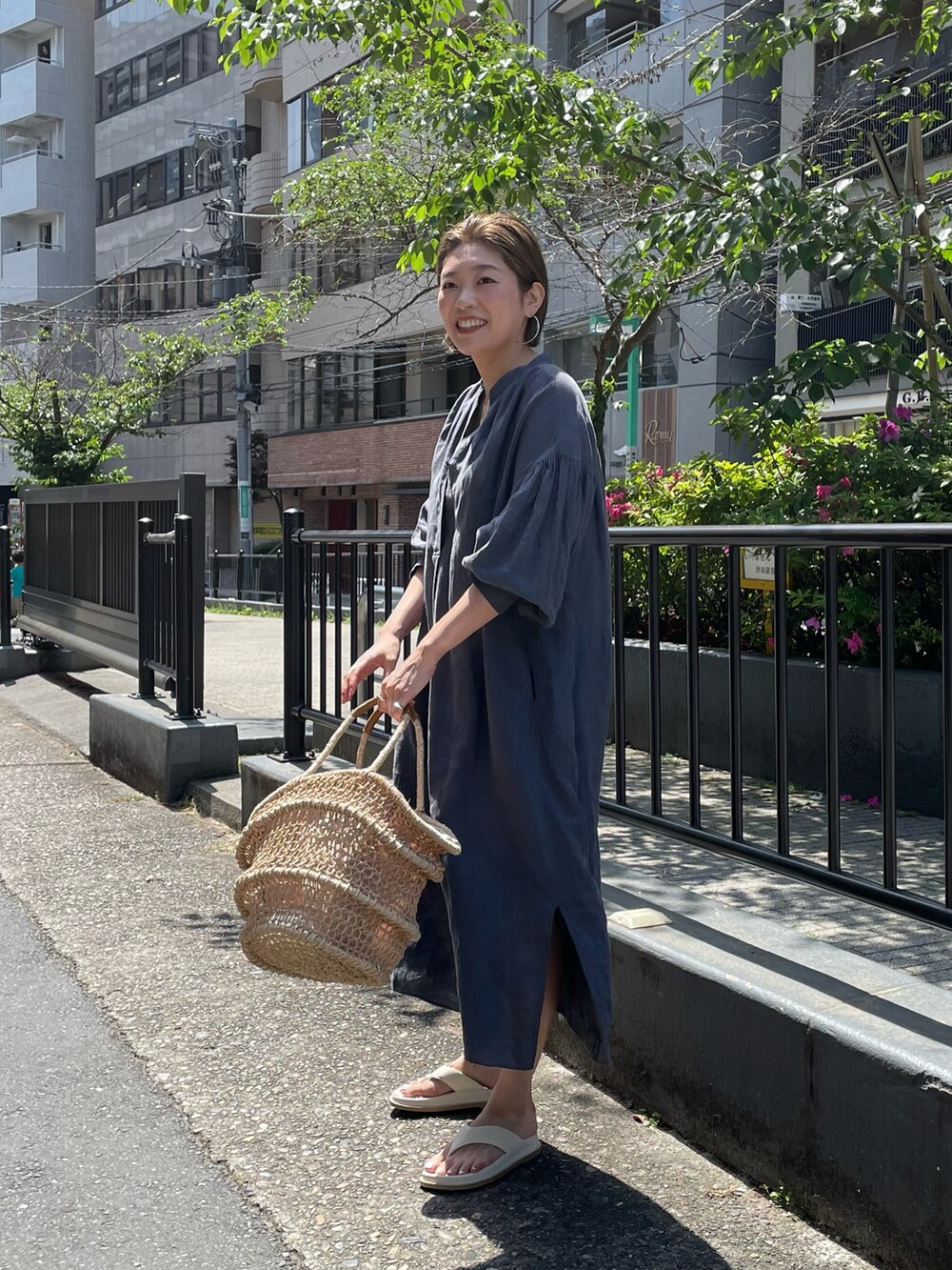 「シンプルスタイル、初夏コーデ、ゆったりコーデ、ワンピース、リネンワンピース、かごバッグ、サンダル、オトナカジュアル、168cm、高身長女子、骨格ストレート、おでかけコーデ、夏コーデ」｜「NOLLEY’Sの◇【WEB限定】フレンチリネンギャザースリーブシャツワンピース（シャツワンピース、グレー系）」を使った、mitaniiiiiさん（レディース・168cm）の春コーディネートの5枚目の写真