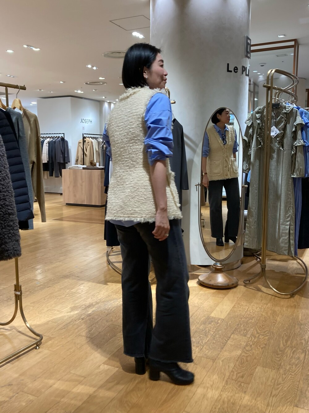 「ベスト、シンプルスタイル、ジレ、フリンジ、シャツスタイル、デニム、パンツスタイル、マルジェラ、足袋ブーツ、サックスブルー」｜「Rie Millerの＜飯豊まりえさん着用＞【RM denim】スリットフレアハイウエストデニム（デニムパンツ、グレー系）」を使った、mitaniiiiiさん（骨格ストレート・レディース・168cm）の秋コーディネートの2枚目の写真